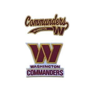 Puede incluir: Dos parches bordados con el logotipo de los Commanders de Washington. El parche superior tiene la palabra "Commanders" en escritura dorada sobre una "W" burdeos y la palabra "Washington". El parche inferior tiene una "W" burdeos sobre las palabras "Washington Commanders".