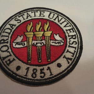 Può includere: Un cartello in legno fatto a mano con la scritta "Welcome" in stile scritto a mano. Il cartello è dipinto di bianco con una finitura invecchiata e un piccolo cuore decorativo. Adatto per uso interno o esterno.