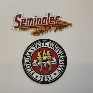 Può includere: Un set di tre tazze in ceramica con finitura opaca e macchiettata. Le tazze sono nei toni del crema, marrone chiaro e marrone scuro. Ogni tazza ha un design semplice e minimalista, perfetto per caffè o tè.