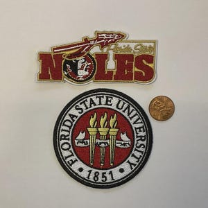 Può includere: Un set di tre tazze in ceramica con finitura opaca e macchiettata. Le tazze sono nei toni del crema, marrone chiaro e marrone scuro. Ogni tazza ha un design semplice e minimalista.