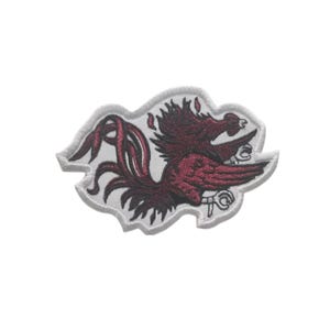 Puede incluir: Parche bordado con un Gamecock carmesí, la mascota de la Universidad de Carolina del Sur. El parche tiene un borde blanco y está diseñado con costuras detalladas.