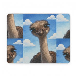 Könnte beinhalten: Rechteckiges Mousepad mit einem sich wiederholenden Muster eines lächelnden Straußes vor blauem Himmel mit weißen Wolken. Der Strauß hat braune und beige Federn und einen langen Hals. Der Hintergrund ist im Aquarellstil gehalten.