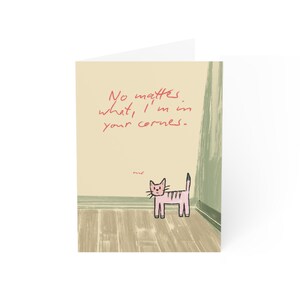 Könnte beinhalten: Eine Grußkarte mit einer hellrosa Katze mit dunkelrosa Streifen, die in einer Zimmerecke steht. Der Text lautet, No matter what, I'm in your corner. Das Wort me steht in kleinen roten Buchstaben unter dem Text. Der Boden ist hellbraun.