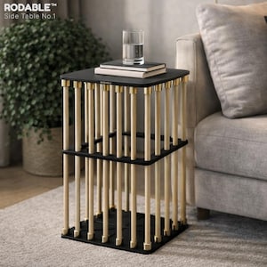 Può includere: Un set di tre vasi in ceramica di diverse altezze e forme. I vasi sono smaltati con una finitura bianca opaca, che offre un'estetica minimalista. Il vaso più alto è alto circa 25 cm.