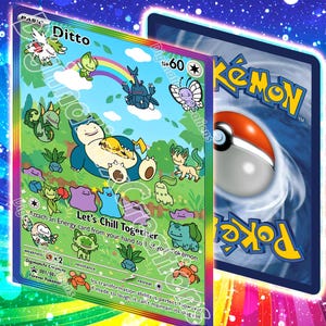 Könnte beinhalten: Eine farbenfrohe Pokémon-Sammelkarte mit dem Charakter Ditto und anderen Pokémon in einer grünen Szene unter einem Regenbogen. Die Karte trägt den Text "Let's Chill Together" und "Ditto". Die Rückseite der Karte zeigt das Pokémon-Logo.