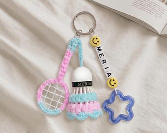 Llavero de ganchillo personalizado de bádminton / Colgante para bolso con nombre personalizado / Etiqueta para mochila con raqueta de tenis / Regalo deportivo para la vuelta al cole