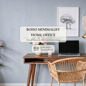Puede incluir: Un despacho en casa minimalista con un escritorio de madera, un portátil y una silla de mimbre. El escritorio está adornado con una lámpara de latón, un pequeño jarrón y una taza blanca. Un letrero dice "BOHO MINIMALIST HOME OFFICE". Una planta en maceta y obras de arte completan la escena.