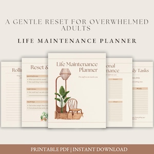 Puede incluir: Un planificador de mantenimiento de la vida con una cubierta beige suave, con ilustraciones de acuarela de una planta, una silla y una lámpara. Se muestra el texto "A Gentle Reset for Overwhelmed Adults" y "Life Maintenance Planner".