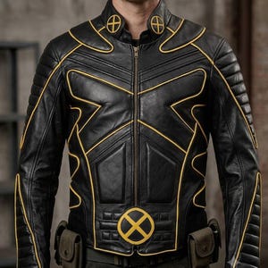 Può includere: Una giacca in pelle nera con profili gialli, collo alto con emblemi circolari gialli e neri e una cerniera centrale. La giacca presenta sezioni imbottite sulle spalle e sulle maniche e un emblema circolare giallo e nero posizionato in vita.