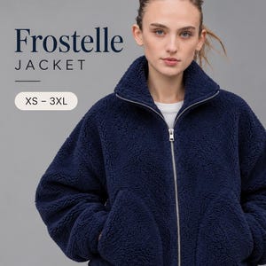 Peut inclure: Une veste en polaire sherpa bleu marine avec un col montant, une fermeture éclair argentée sur toute la longueur et deux poches avant. Le texte "Frostelle JACKET" et "XS - 3XL" est visible sur le côté gauche de l'image.