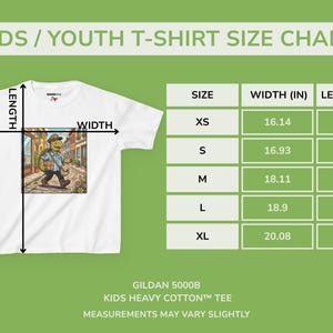 K&ouml;nnte beinhalten: Wei&szlig;es Kinder-T-Shirt mit einem bunten Schildkr&ouml;ten-Motiv, das eine Stra&szlig;e entlangl&auml;uft. Die Gr&ouml;&szlig;entabelle zeigt Ma&szlig;e in Zoll f&uuml;r die Gr&ouml;&szlig;en XS bis XL. Der Text "KIDS / YOUTH T-SHIRT SIZE CHART" steht oben. Die Breite der Gr&ouml;&szlig;e XL betr&auml;gt 51 cm.