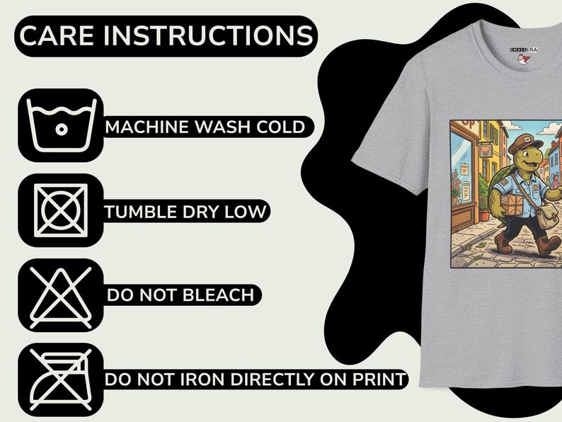 K&ouml;nnte beinhalten: Hellgraues T-Shirt mit einem Cartoon-Schildkr&ouml;ten-Postboten. Das Shirt zeigt auch Pflegehinweise: Maschinenw&auml;sche kalt, Trockner bei niedriger Temperatur, nicht bleichen und nicht direkt auf den Aufdruck b&uuml;geln.