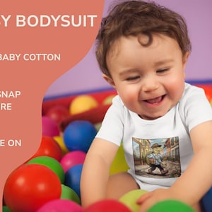 K&ouml;nnte beinhalten: Wei&szlig;er Baby-Body mit einer Cartoon-Illustration. Der Text "BABY BODYSUIT", "SOFT BABY COTTON", "EASY SNAP CLOSURE" und "GENTLE ON SKIN" ist ebenfalls zu sehen. Das Baby ist von bunten B&auml;llen umgeben.