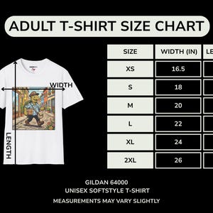 K&ouml;nnte beinhalten: Wei&szlig;es Gildan 64000 Unisex-Softstyle-T-Shirt mit einem farbenfrohen Grafik einer Schildkr&ouml;te, die auf einer Kopfsteinpflasterstra&szlig;e geht. Das Bild enth&auml;lt eine Gr&ouml;&szlig;entabelle f&uuml;r Erwachsene mit Ma&szlig;en in cm. Der Text "ADULT T-SHIRT SIZE CHART" steht oben.