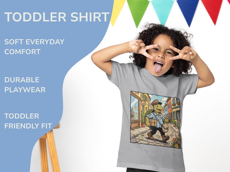 K&ouml;nnte beinhalten: Graues Kinder-T-Shirt mit einem Cartoon-Schildkr&ouml;ten-Motiv, das eine Stra&szlig;e entlangl&auml;uft. Auf dem Shirt stehen die Worte "TODDLER SHIRT", "SOFT EVERYDAY COMFORT", "DURABLE PLAYWEAR" und "TODDLER FRIENDLY FIT".