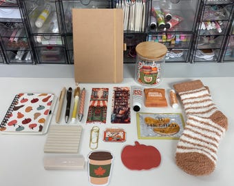 Paquete misterioso de otoño de 20 piezas, caja sorpresa para amantes de los libros, regalo para lectores, paquete de autocuidado, artículos de papelería.