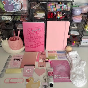 Paquete misterioso de 20 piezas, caja sorpresa para lectores, regalo para el cuidado personal y artículos de papelería. imagen 2