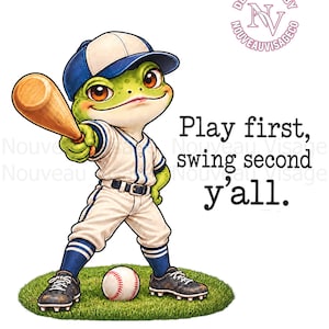 Puede incluir: Una rana verde con uniforme de béisbol blanco y azul, gorra a juego y tacos oscuros, sosteniendo un bate de madera. Una pelota de béisbol descansa sobre el césped a sus pies. El texto dice: Play first, swing second y'all. Nouveau Visage Co.