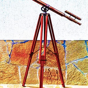 Op de afbeelding: Een vintage telescoop met een rood statief. De telescoop heeft een bronzen kleur en staat op een rood statief. Het ontwerp doet denken aan antieke wetenschappelijke instrumenten, met een klassieke uitstraling.