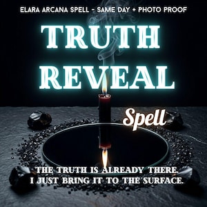 Könnte beinhalten: Dunkles Bild mit den Worten "TRUTH REVEAL Spell". Eine brennende Kerze spiegelt sich in einem kreisförmigen Spiegel, umgeben von schwarzen Steinen. Der Text "THE TRUTH IS ALREADY THERE. I JUST BRING IT TO THE SURFACE." steht unten. Der obere Text lautet "ELARA ARCANA SPELL - SAME DAY + PHOTO PROOF".