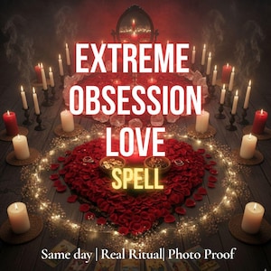 Puede incluir: Una escena mística con velas, pétalos de rosa y pequeños cuencos, con las palabras "EXTREME OBSESSION LOVE SPELL" en blanco. La escena se desarrolla sobre una superficie de madera, con un espejo y cartas del tarot.