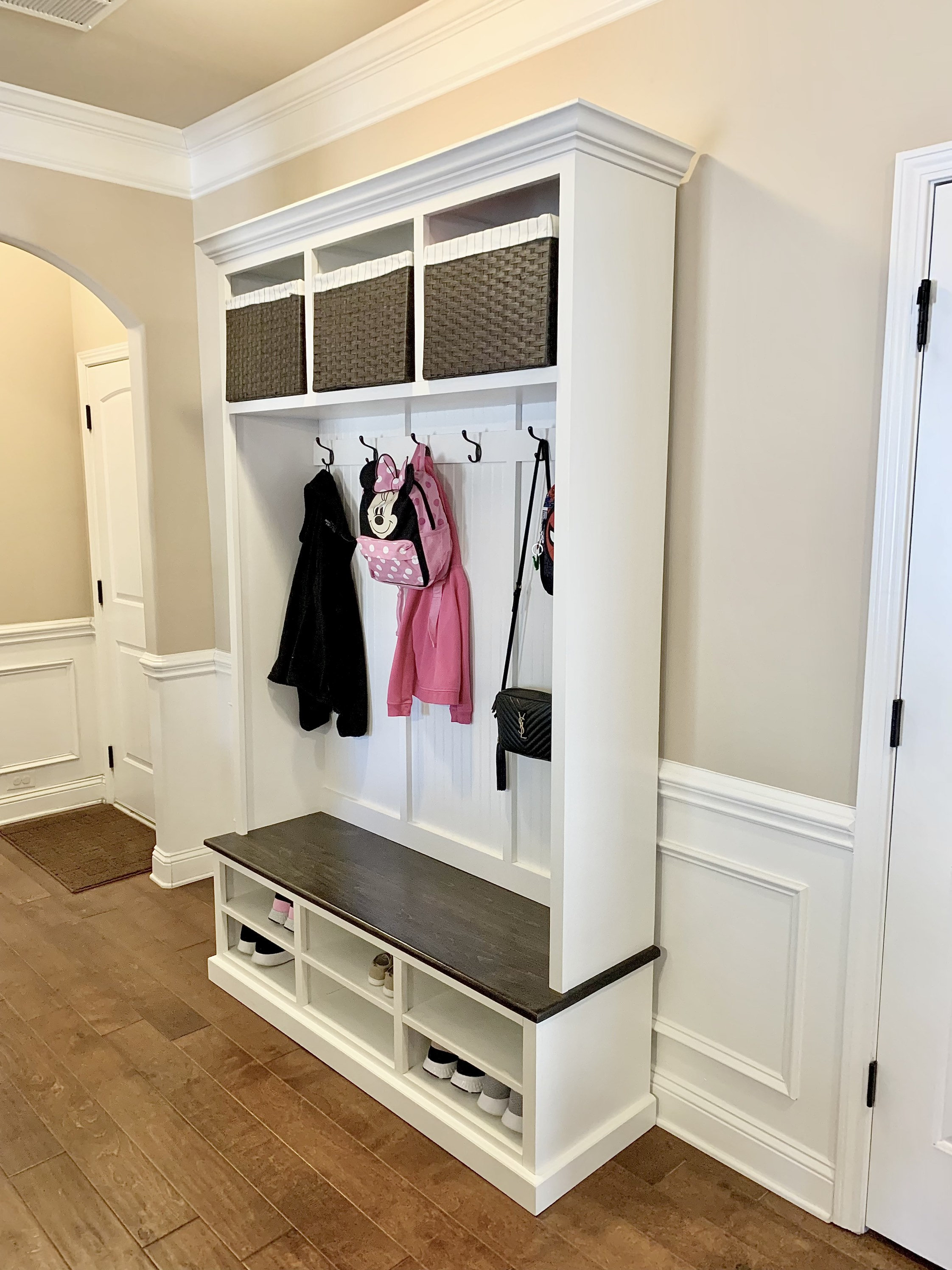 Moraga Handmade Farmhouse Hall Tree Bench: Mudroom Entryway