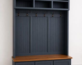 Könnte beinhalten: Eine marineblaue Garderobenbank mit Holzsitze und drei Schubladen. Über der Bank befinden sich fünf Haken, drei Regale und eine Paneelrückwand. Eine praktische Aufbewahrungslösung.