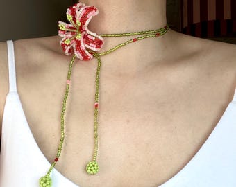 Gargantilla tipo lazo con diseño de lirio de fresa