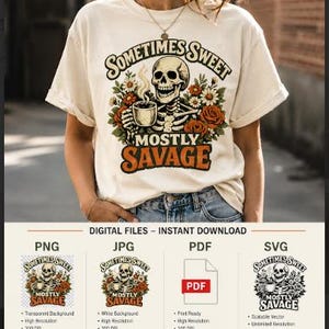 Puede incluir: Una camiseta de color crema con un gráfico de un esqueleto sosteniendo una taza de café humeante rodeado de flores. El texto dice Sometimes Sweet sobre el esqueleto y Mostly Savage debajo en letras negritas de color naranja y negro.