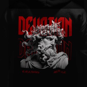 Pode incluir: Moletom preto com uma imagem em tons de cinza de uma estátua clássica com uma coroa de louros e a palavra "DEVOTION" em letras vermelhas. O moletom é visto por trás, com o capuz levantado.