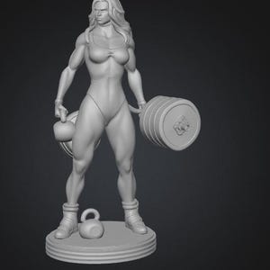 Può includere: Figurina grigia stampata in 3D di una persona muscolosa in un body, che tiene un bilanciere e un kettlebell. La figura è in piedi su una base rotonda con un piccolo kettlebell ai suoi piedi. Il bilanciere ha un disegno a testa di leone sui pesi.