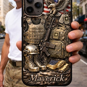 Puede incluir: Funda de teléfono marrón con temática militar. Presenta un águila, la bandera estadounidense, chapas de identificación y equipo militar. La palabra "Maverick" está en la parte inferior.