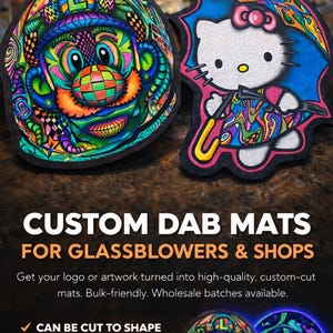 Könnte beinhalten: Zwei individuelle Dab-Matten mit farbenfrohen, psychedelischen Designs. Eine zeigt eine Cartoonfigur, die andere ein Hello Kitty-Design. Die Matten sind formgeschnitten und für Glasbläser und Geschäfte bestimmt.