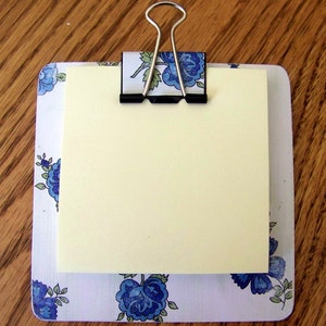 sticky note holder  mini-clip board,  magnetic memo holder - blue roses