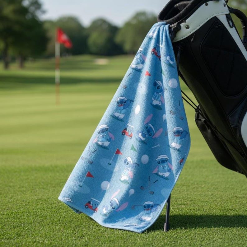 Disney Stitch golfhandduk, Disney Stitch golfhandduk i mikrofiber, golftillbehör med Disney-tema, present till golfare, golfhandduk för morfar bild 1