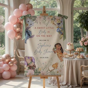 K&ouml;nnte beinhalten: Ein rechteckiges Willkommensschild f&uuml;r eine Babyparty auf einer Holzstaffelei mit Blumenillustrationen und Charakteren aus Lilo & Stitch. Der Text lautet: A SWEET LITTLE Baby IS ON THE WAY WELCOME TO Sophia's Baby Shower 09.26.2026.