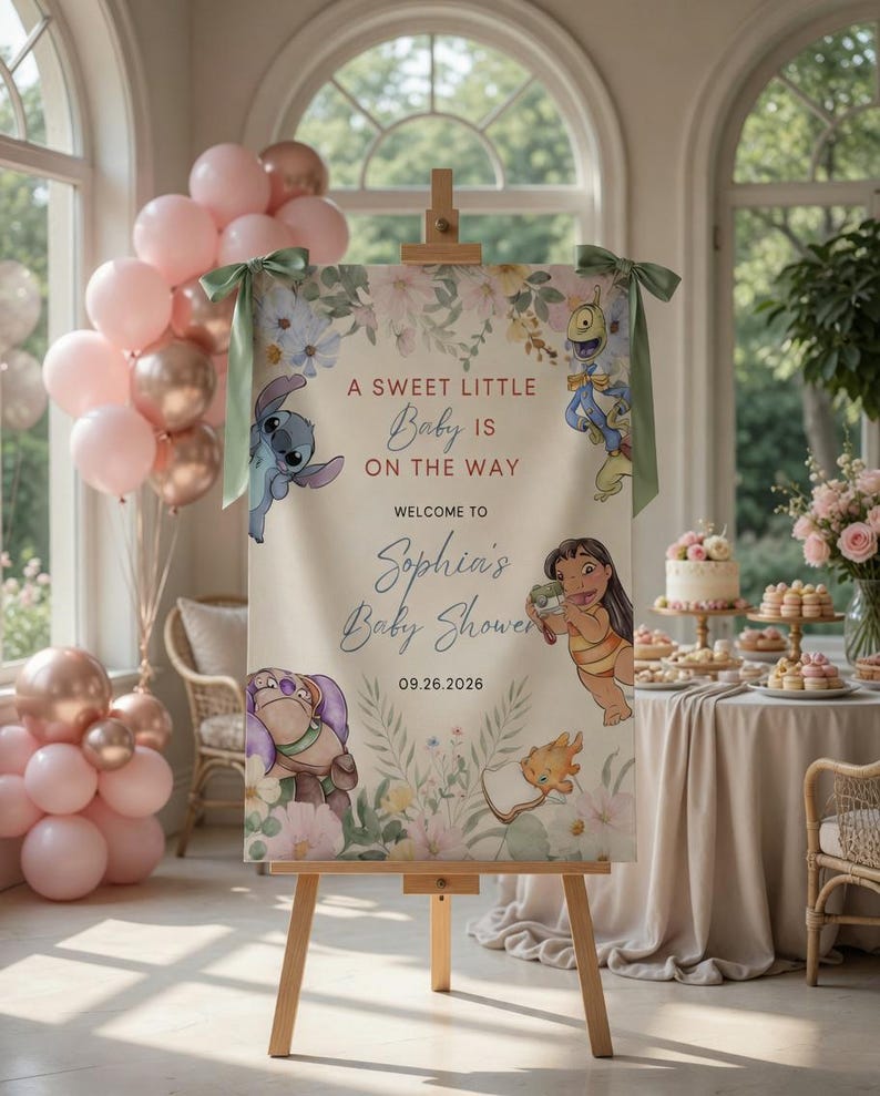 K&ouml;nnte beinhalten: Ein rechteckiges Willkommensschild f&uuml;r eine Babyparty auf einer Holzstaffelei mit Blumenillustrationen und Charakteren aus Lilo & Stitch. Der Text lautet: A SWEET LITTLE Baby IS ON THE WAY WELCOME TO Sophia's Baby Shower 09.26.2026.