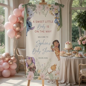 K&ouml;nnte beinhalten: Ein vertikales, rechteckiges Willkommensschild f&uuml;r eine Babyparty mit Blumenillustrationen und Zeichentrickfiguren. Der Text lautet A SWEET LITTLE Baby IS ON THE WAY, WELCOME TO Sophia's Baby Shower und das Datum 26.09.2026 auf cremefarbenem Grund.