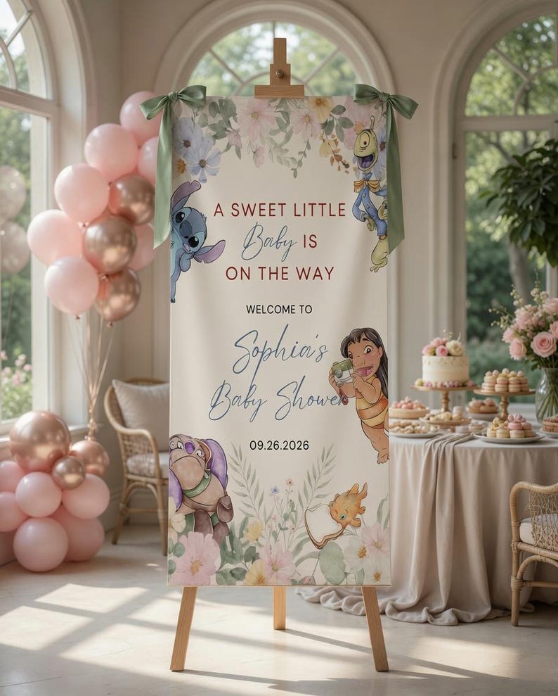 K&ouml;nnte beinhalten: Ein vertikales, rechteckiges Willkommensschild f&uuml;r eine Babyparty mit Blumenillustrationen und Zeichentrickfiguren. Der Text lautet A SWEET LITTLE Baby IS ON THE WAY, WELCOME TO Sophia's Baby Shower und das Datum 26.09.2026 auf cremefarbenem Grund.