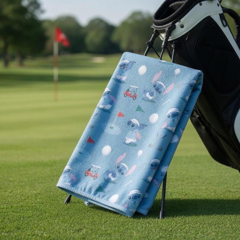 Disney Stitch golfhandduk, Disney Stitch golfhandduk i mikrofiber, golftillbehör med Disney-tema, present till golfare, golfhandduk för morfar bild 3