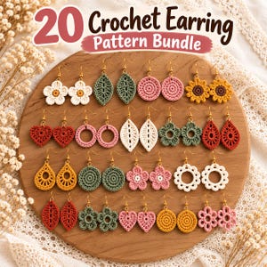Puede incluir: Una colección de 20 pares de pendientes de ganchillo con formas variadas como flores, hojas, corazones y círculos, en colores blanco, rosa, verde, amarillo y rojo. Se muestra el texto 20 Crochet Earring Pattern Bundle en la imagen.