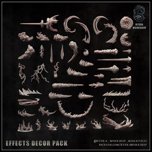 Può includere: Una collezione di effetti fantasy in miniatura in varie forme, tra cui fulmini, fiamme e fumo vorticoso. I pezzi sono di colore rosa chiaro e sono disposti su uno sfondo scuro. Il testo "EFFECTS DECOR PACK" è visibile in basso.