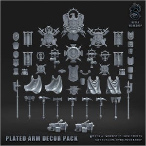 Könnte beinhalten: Eine Sammlung grauer, miniaturisierter, plattierter Armdekorteile. Das Set enthält Schilde, Banner, Umhänge, Äxte, Hämmer und andere Waffen. Der Text "PLATED ARM DECOR PACK" befindet sich am unteren Rand des Bildes.