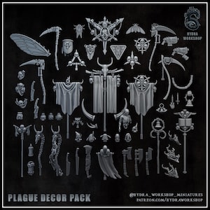 Può includere: Una collezione di elementi decorativi in miniatura grigi, tra cui teschi, stendardi, falci e ali simili a insetti. Il testo "PLAGUE DECOR PACK" è in basso. Il logo Hydra Workshop è in alto a destra. L'immagine include anche l'indirizzo del sito web.