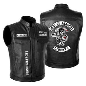 Può includere: Un gilet in pelle nera con colletto alla coreana, due tasche sul petto e toppe con testo bianco che recitano MEN OF MAYHEM e REDWOOD ORIGINAL. Il retro mostra una grande grafica di un teschio con una falce e il testo SONS OF ANARCHY MC LIBERTY.