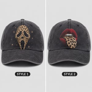 Pode incluir: Dois bonés de beisebol cinza-carvão. O estilo 1 apresenta um gráfico de máscara fantasma com estampa de leopardo bege e marrom com estrelas. O estilo 2 mostra lábios vermelhos com uma língua com estampa de leopardo. Acabamento desgastado.