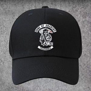 Op de afbeelding: Zwarte baseballcap met het Sons of Anarchy-logo. Het logo toont een zeisdrager met een zeis en schild, en de woorden "Sons of Anarchy" en "California" zijn afgebeeld.