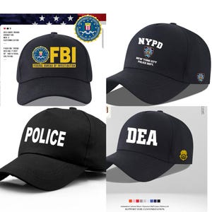 Può includere: Quattro cappellini da baseball neri con testo bianco e loghi di agenzie. I cappellini mostrano "FBI", "NYPD", "POLICE" e "DEA". Ogni cappellino ha una visiera curva e una corona strutturata. Il cappellino dell'FBI presenta un sigillo dorato e blu.