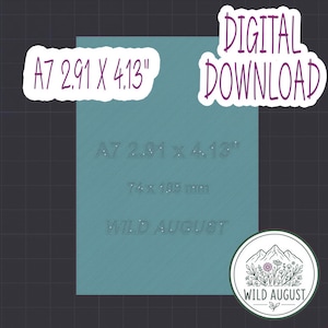 Op de afbeelding: Een rechthoekig digitaal downloadbestand in blauwgroen met de tekst A7 2,91 x 4,13 inch, 74 x 105 mm en WILD AUGUST. Een rond logo rechtsonder toont een bergketen boven een bloemstuk met de tekst WILD AUGUST.