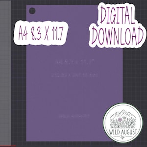 Op de afbeelding: Een paars rechthoekig digitaal downloadbestand met de tekst A4 8.3 X 11.7 en DIGITAL DOWNLOAD. Een rond logo rechtsonder toont een bergketen boven wilde bloemen met de tekst WILD AUGUST onder het bloemmotief.